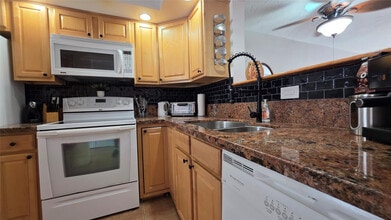 2801 Somerset Dr in Lauderdale Lakes, FL - Building Photo - Building Photo