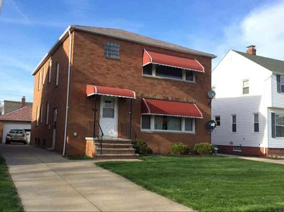 6102 Orchard Ave, Unit Up in Parma, OH - Foto de edificio
