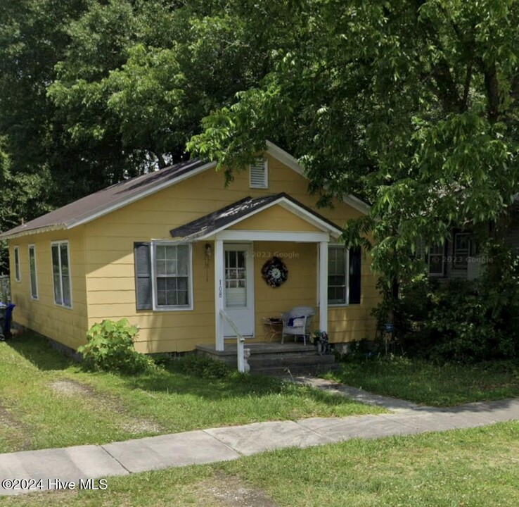 108 N Dickerson St in Burgaw, NC - Building Photo