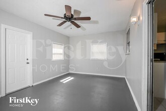 462 SE Streamlet Ave in Port St. Lucie, FL - Foto de edificio - Building Photo