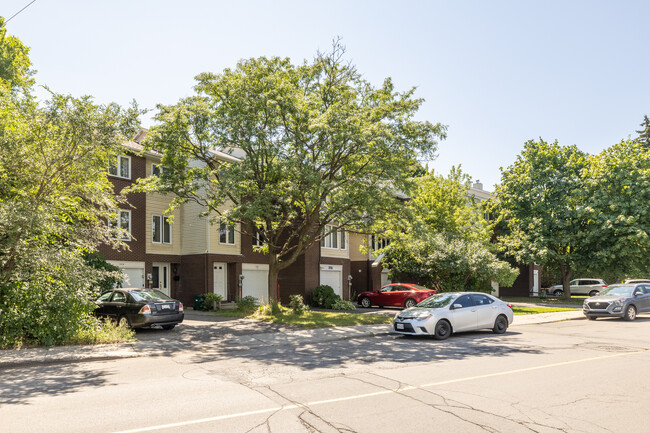 1912 Russell Rd in Ottawa, ON - Building Photo - Building Photo
