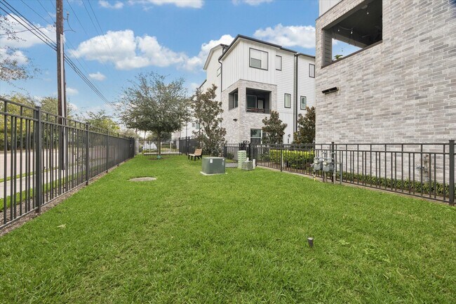 1055 Timbergrove Yards Ln in Houston, TX - Building Photo - Building Photo