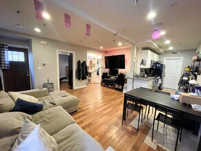 723 Parker St, Unit 1 in Boston, MA - Foto de edificio - Building Photo