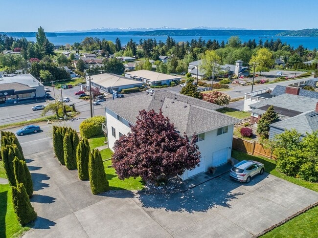 6715 East Side Dr NE