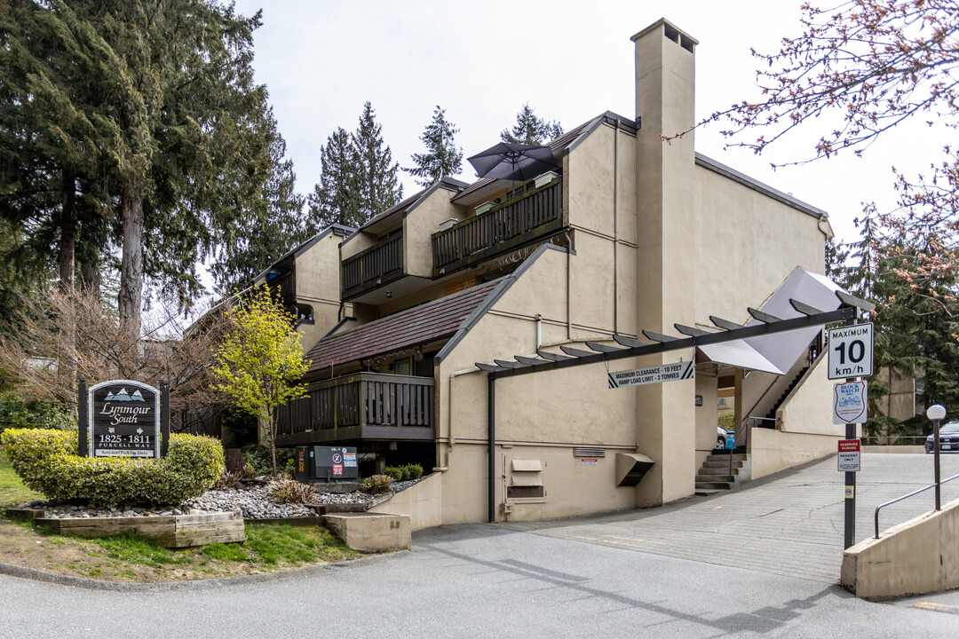 1811 Purcell Way in North Vancouver, BC - Building Photo