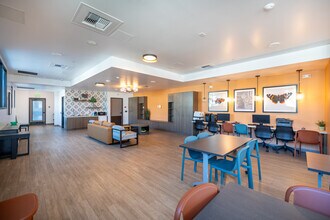 Bell Creek Apartments in Canoga Park, CA - Foto de edificio - Building Photo