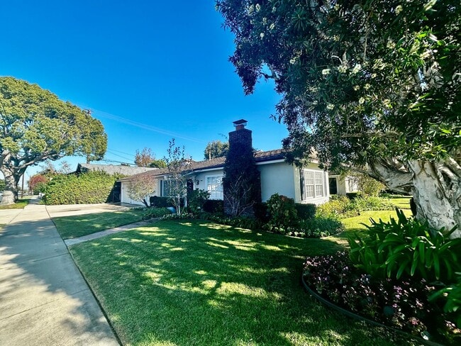 1802 Orange Ave in Costa Mesa, CA - Building Photo - Building Photo