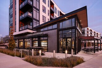 Tribute Apartments at R1VER in Milwaukee, WI - Foto de edificio - Building Photo