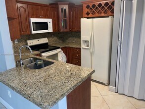 10302 NW 9th St Cir in Miami, FL - Building Photo - Building Photo