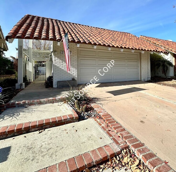 27037 Rio Bosque Dr in Santa Clarita, CA - Building Photo