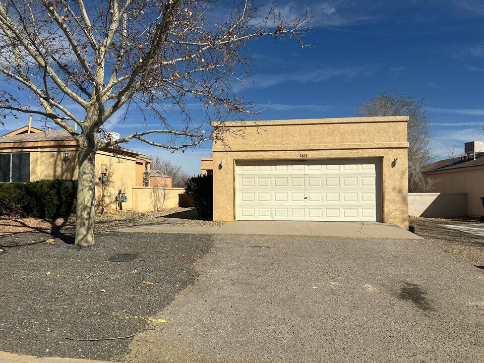 1365 Lil Ave NE in Rio Rancho, NM - Foto de edificio