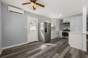2049 Hudson Way in Sacramento, CA - Building Photo - Building Photo