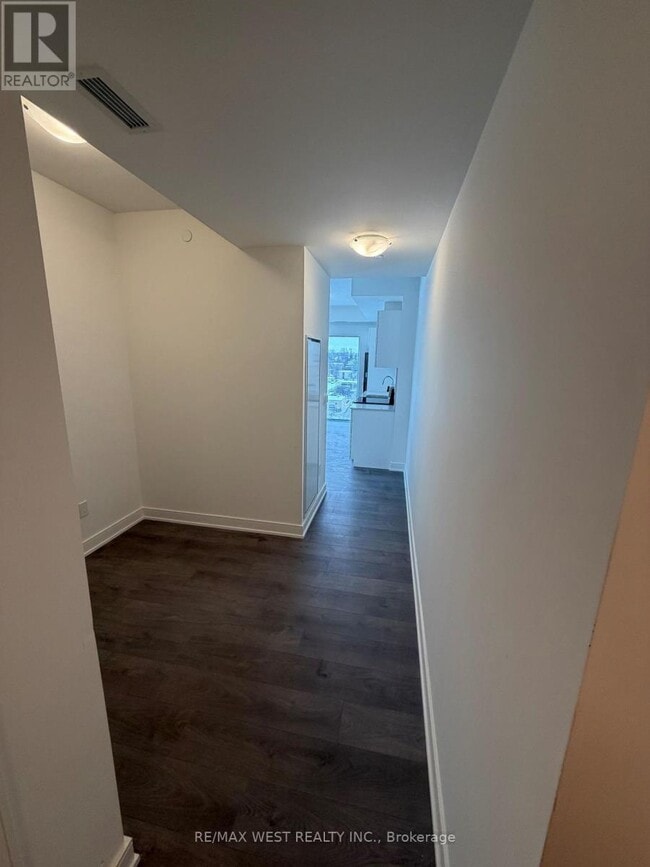 705 Davis Dr in Newmarket, ON - Building Photo - Building Photo