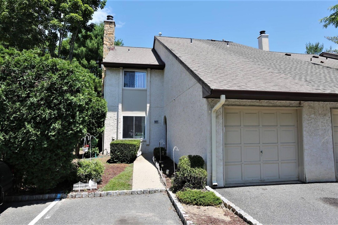 181 Thoreau Dr in Plainsboro, NJ - Foto de edificio