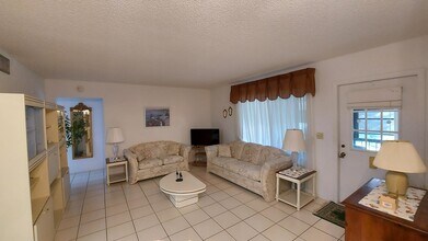134 Lake Pine Cir in Greenacres, FL - Building Photo - Building Photo