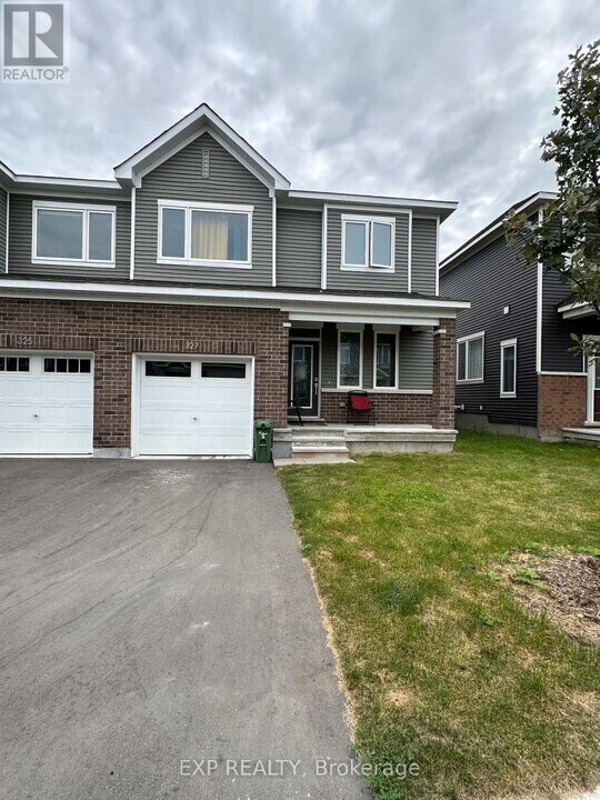 327 Canadensis Ln in Ottawa, ON - Building Photo