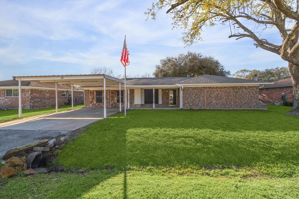 412 Lyndale Dr in Highlands, TX - Building Photo