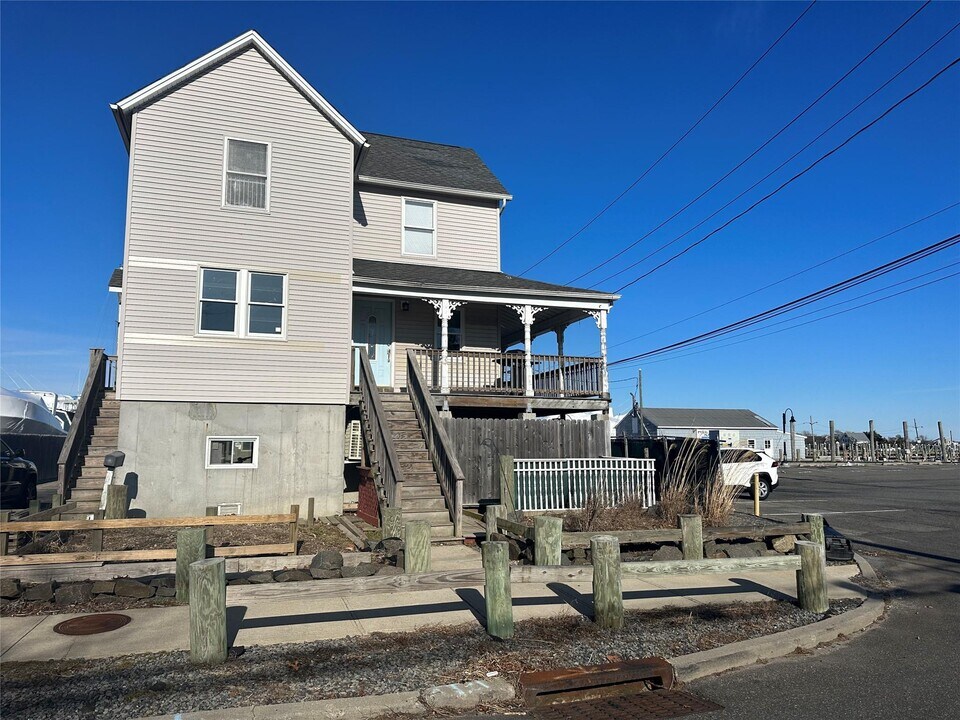 129 Ocean Ave in Islip, NY - Building Photo