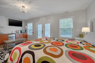 824 Warren Ave in Cary, NC - Foto de edificio - Building Photo