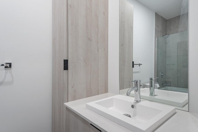 5775 Maisonneuve Blvd W in Montréal, QC - Building Photo - Building Photo