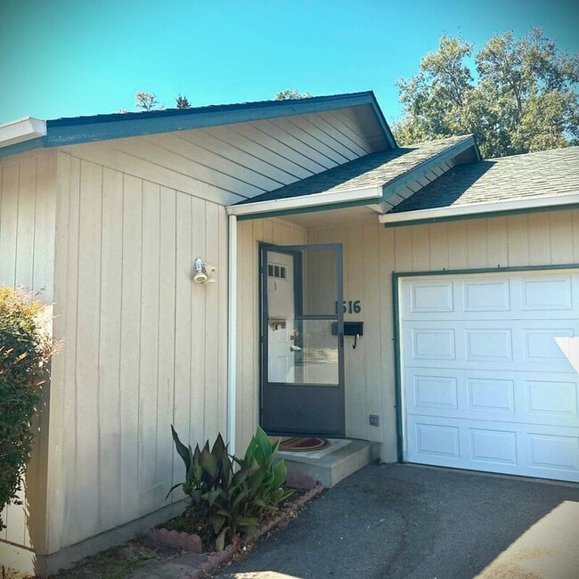 1616 SW K St in Grants Pass, OR - Building Photo - Building Photo