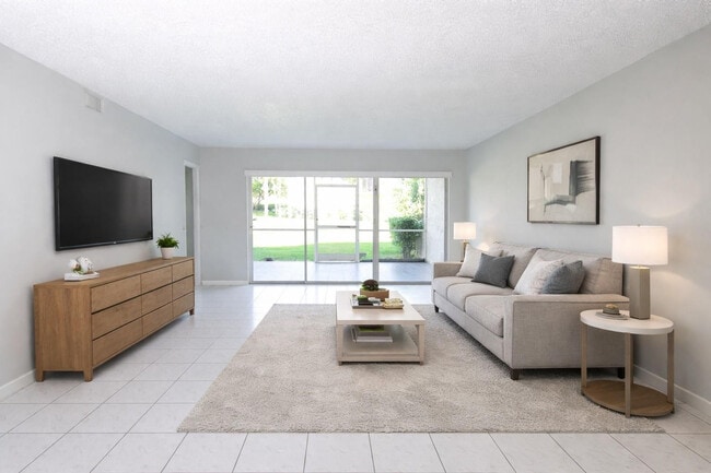 7355 Woodmont Terrace in Tamarac, FL - Building Photo - Building Photo