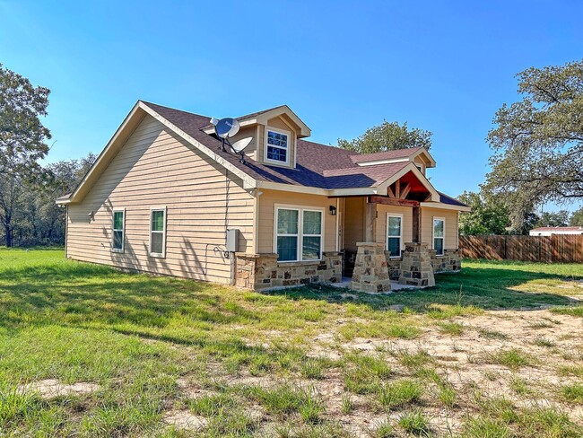 144 CR 6813 in Natalia, TX - Building Photo - Building Photo