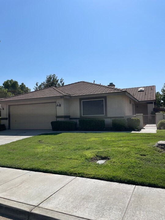 5115 Shadow Lake Dr in Bakersfield, CA - Building Photo