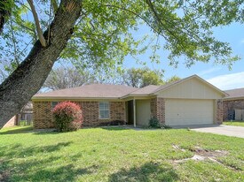 2000 Ramada Dr in Waco, TX - Building Photo