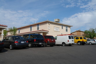 Laguna Apartments in El Paso, TX - Building Photo - Building Photo