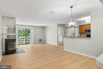 240 S Reynolds St in Alexandria, VA - Foto de edificio - Building Photo