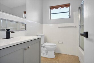 16530 NE 11th Ave in North Miami Beach, FL - Building Photo - Building Photo