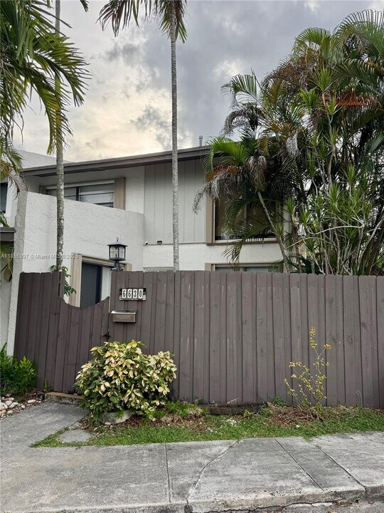 6630 SW 112th Pl in Miami, FL - Building Photo