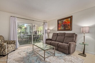 8649 E Royal Palm Rd in Scottsdale, AZ - Foto de edificio - Building Photo