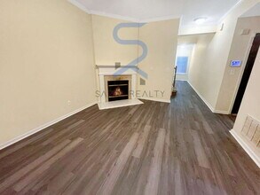2432 Laurel Cir NW in Atlanta, GA - Building Photo - Building Photo