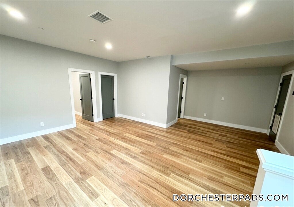16 Baker Ct in Boston, MA - Building Photo