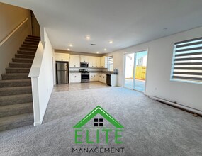 9992 Alpine Gold Wy in Sacramento, CA - Building Photo - Building Photo