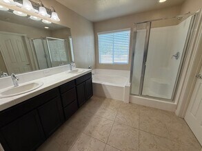 1902 Holt Rinehart Ave in Bakersfield, CA - Building Photo - Building Photo