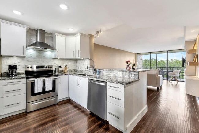 900 Cove Cay Dr in Clearwater, FL - Building Photo - Building Photo