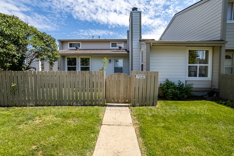 7032 Mill Woods Rd S in Edmonton, AB - Building Photo