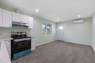 15452 Romar St in Los Angeles, CA - Building Photo - Building Photo