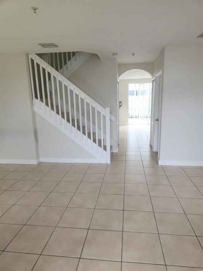 8199 W 36th Ave in Hialeah, FL - Building Photo - Building Photo