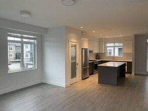 2070 Oak Meadows Dr in Surrey, BC - Building Photo - Building Photo