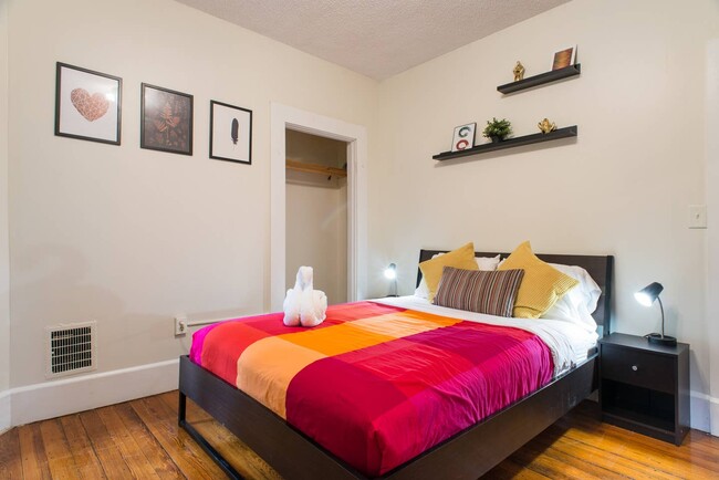 139 Brook St, Unit 2 in Brookline, MA - Building Photo - Building Photo