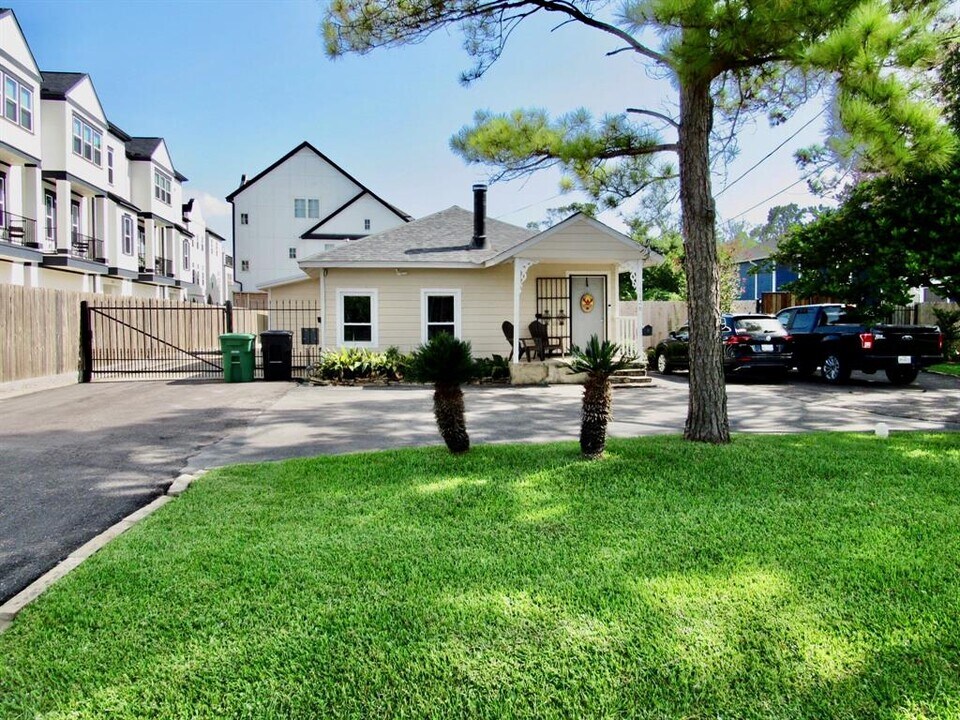 1126 W 22nd St in Houston, TX - Building Photo