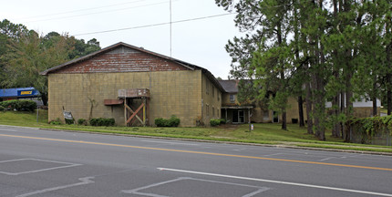 569 W Base St in Madison, FL - Foto de edificio - Building Photo