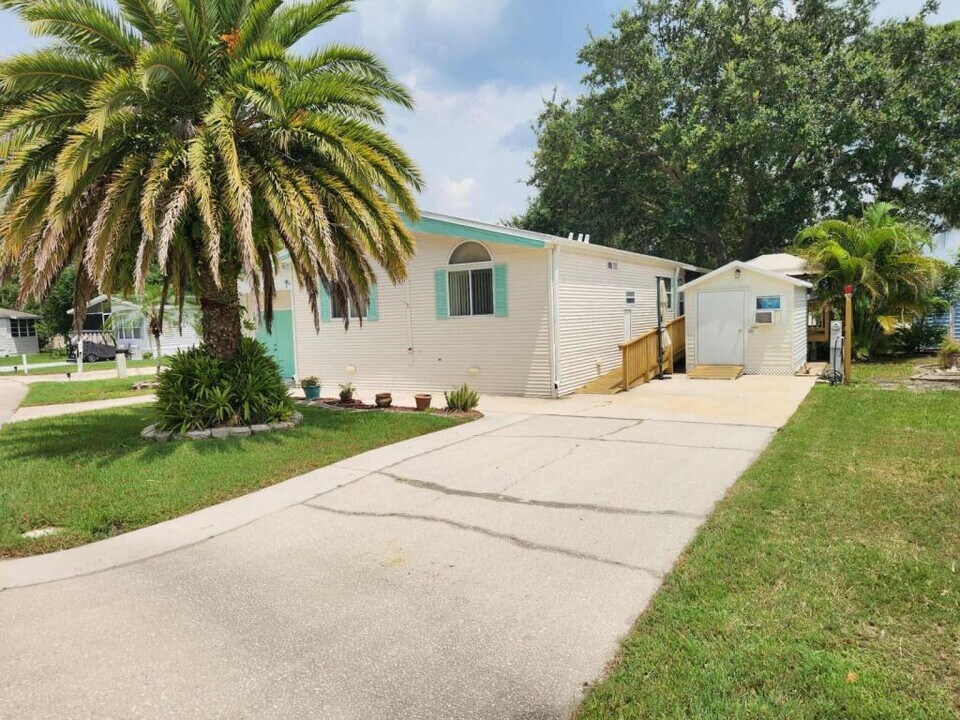 582 Lake Dr in Titusville, FL - Building Photo