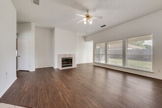 512 Asbury Dr in Saginaw, TX - Building Photo - Building Photo