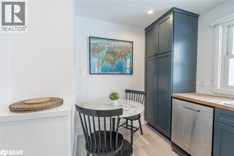 54 Sophia St E in Barrie, ON - Building Photo - Building Photo