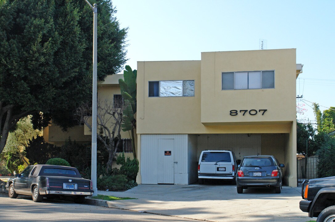 8707 Beverlywood St in Los Angeles, CA - Building Photo